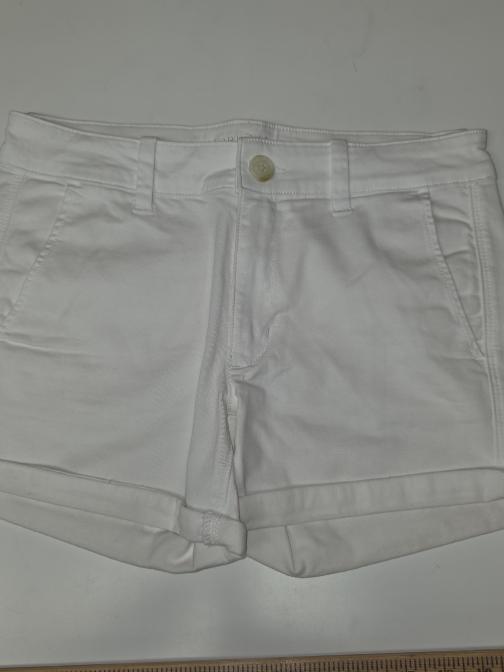 Women's American Eagle Shorts Solid White Demin Chino Size 10 Super Stretch Midi